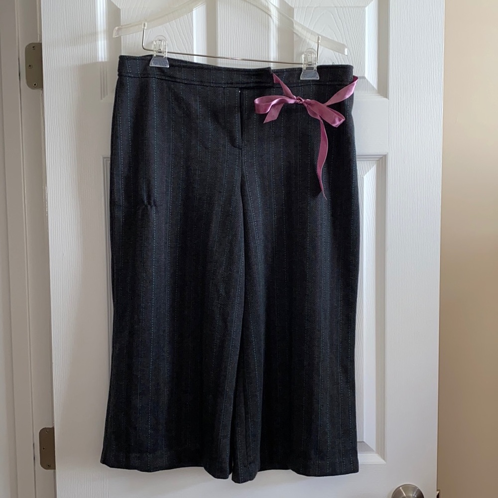 Size L NY&Co Capri pants